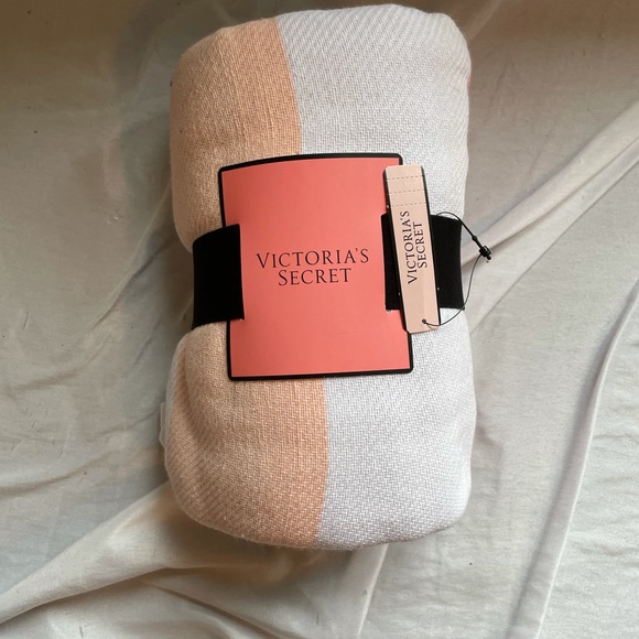 Awesome NWT Victoria Secret Blanket - Picture 5 of 6